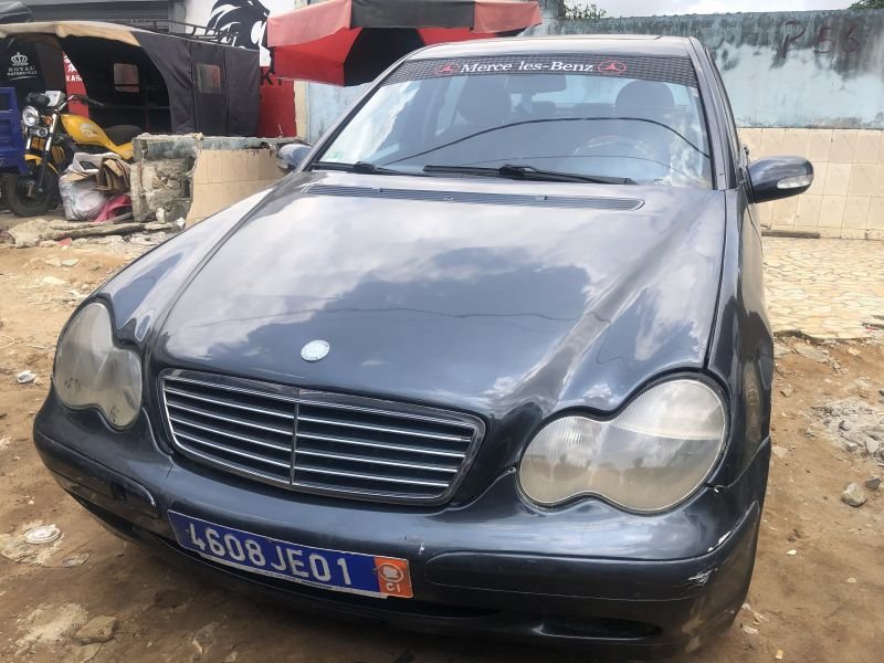 Mercedes C200 - à louer sur r-auto Mercedes C200 - extérieur