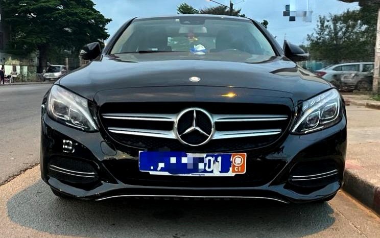 Mercedes C300 - à louer sur r-auto Mercedes C300 - extérieur